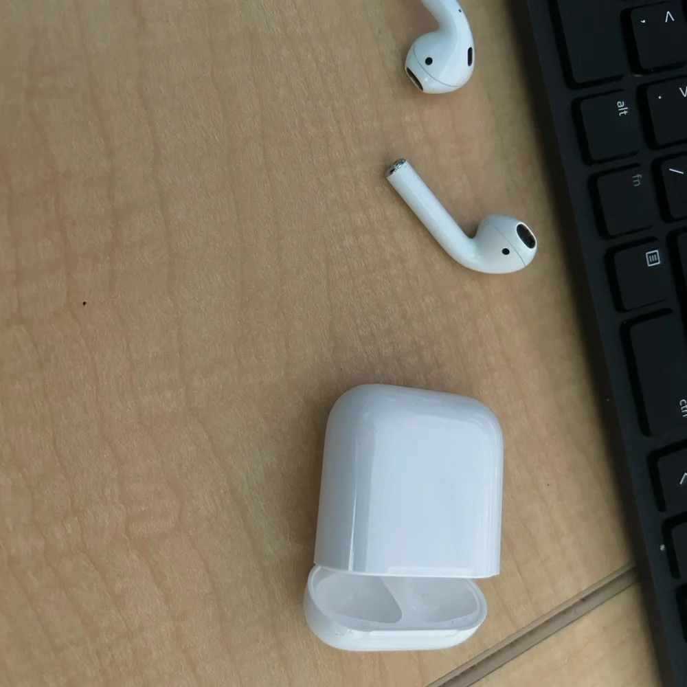 Apple Airpods Wireless Earbuds Charging Case Second Generation